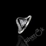 Ніжна каблучка з трикутним каменем 10055