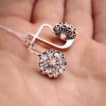 Сережки з великим фіанітом і ажурною окантовкою 82057 - Зображення 6