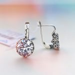 Сережки з великим фіанітом і ажурною окантовкою 82057 - Зображення 7